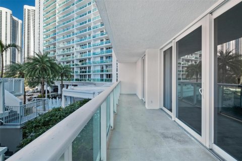 Condo in Sunny Isles Beach, Florida, 2 bedrooms № 2030944 - photo 17