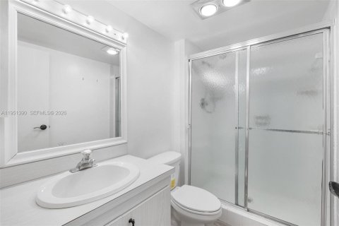 Condo in Sunny Isles Beach, Florida, 2 bedrooms № 2030944 - photo 27