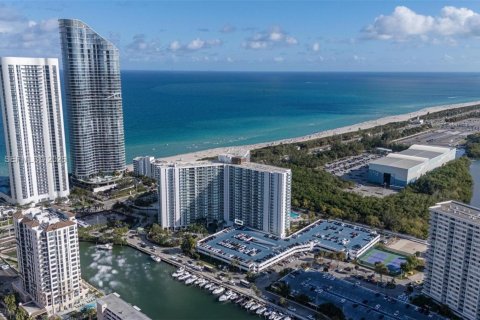 Condo in Sunny Isles Beach, Florida, 2 bedrooms № 2030944 - photo 8