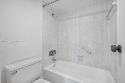 Condo in Sunny Isles Beach, Florida, 2 bedrooms № 2030944 - photo 26