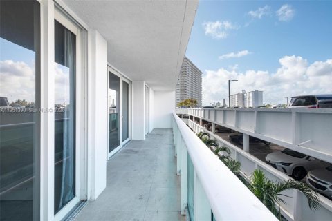 Condo in Sunny Isles Beach, Florida, 2 bedrooms № 2030944 - photo 19