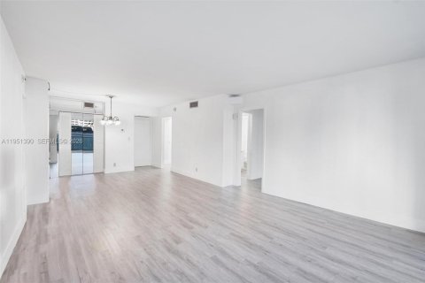 Condo in Sunny Isles Beach, Florida, 2 bedrooms № 2030944 - photo 10