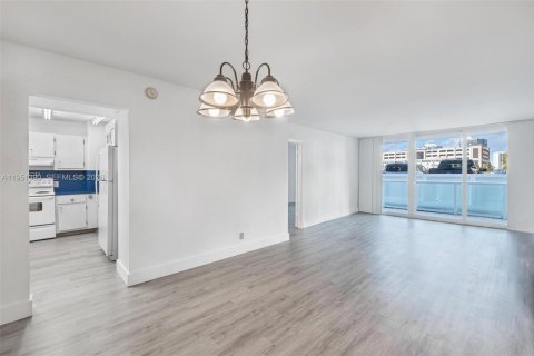 Condo in Sunny Isles Beach, Florida, 2 bedrooms № 2030944 - photo 12