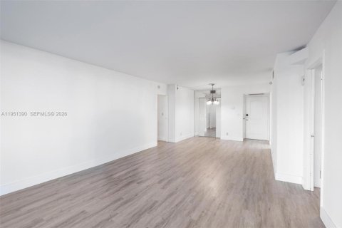 Condo in Sunny Isles Beach, Florida, 2 bedrooms № 2030944 - photo 9