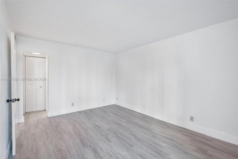 Condo in Sunny Isles Beach, Florida, 2 bedrooms № 2030944 - photo 16