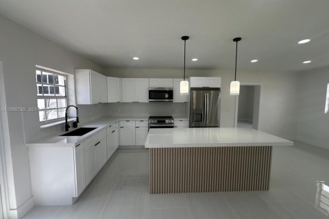 Casa en venta en Miami Gardens, Florida, 4 dormitorios, 159.61 m2 № 2058023 - foto 8