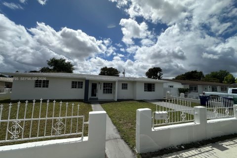 Casa en venta en Miami Gardens, Florida, 4 dormitorios, 159.61 m2 № 2058023 - foto 2