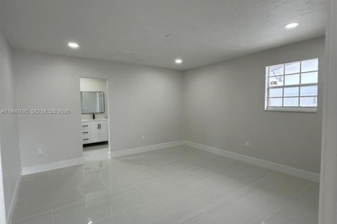 Casa en venta en Miami Gardens, Florida, 4 dormitorios, 159.61 m2 № 2058023 - foto 17