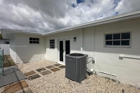 Casa en venta en Miami Gardens, Florida, 4 dormitorios, 159.61 m2 № 2058023 - foto 21