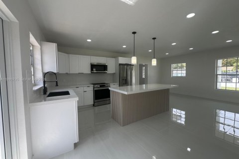 Casa en venta en Miami Gardens, Florida, 4 dormitorios, 159.61 m2 № 2058023 - foto 9