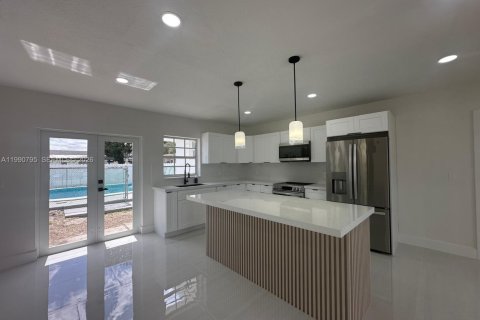 Casa en venta en Miami Gardens, Florida, 4 dormitorios, 159.61 m2 № 2058023 - foto 7