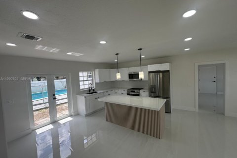 Casa en venta en Miami Gardens, Florida, 4 dormitorios, 159.61 m2 № 2058023 - foto 6