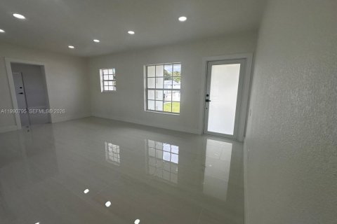 Casa en venta en Miami Gardens, Florida, 4 dormitorios, 159.61 m2 № 2058023 - foto 4