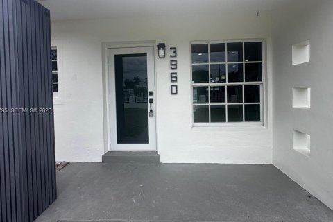 Casa en venta en Miami Gardens, Florida, 4 dormitorios, 159.61 m2 № 2058023 - foto 3