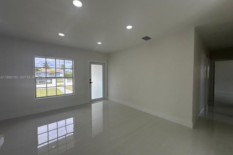 Casa en venta en Miami Gardens, Florida, 4 dormitorios, 159.61 m2 № 2058023 - foto 5