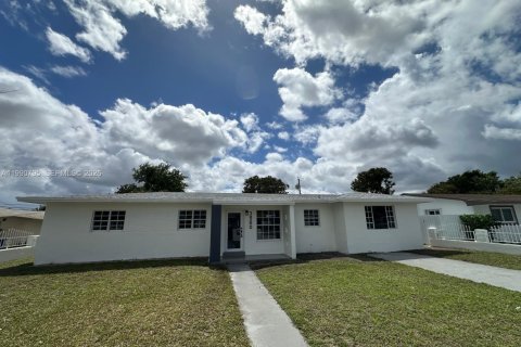 Casa en Miami Gardens, Florida 4 dormitorios, 159.61 m2 № 2058023