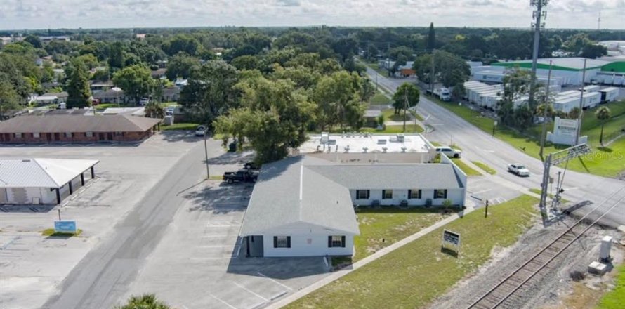 Commercial property in Lakeland, Florida 449.83 sq.m. № 2375566