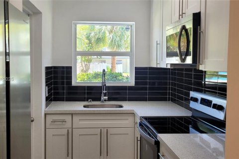 Condominio en alquiler en Hallandale Beach, Florida, 2 dormitorios, 89.65 m2 № 1766293 - foto 5