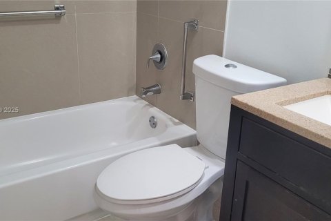 Condominio en alquiler en Hallandale Beach, Florida, 2 dormitorios, 89.65 m2 № 1766293 - foto 24