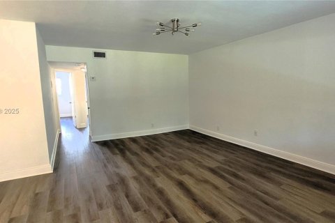Condominio en alquiler en Hallandale Beach, Florida, 2 dormitorios, 89.65 m2 № 1766293 - foto 16
