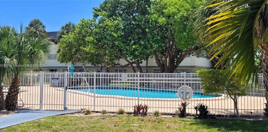 Condominio en Hallandale Beach, Florida, 2 dormitorios  № 1766293