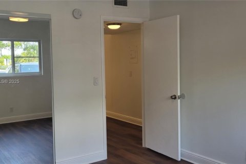 Condominio en alquiler en Hallandale Beach, Florida, 2 dormitorios, 89.65 m2 № 1766293 - foto 19