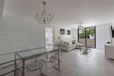 Condominio en alquiler en Miami Beach, Florida, 2 dormitorios, 83.8 m2 № 2055612 - foto 1