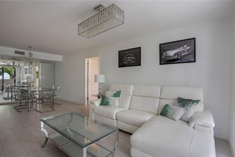 Condominio en alquiler en Miami Beach, Florida, 2 dormitorios, 83.8 m2 № 2055612 - foto 2