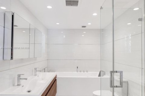 House in Miami Beach, Florida 4 bedrooms, 217.3 sq.m. № 2005377 - photo 11