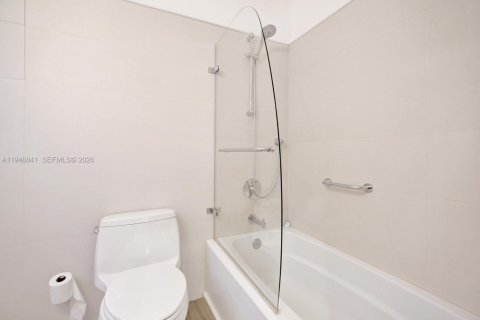 House in Miami Beach, Florida 4 bedrooms, 217.3 sq.m. № 2005377 - photo 13