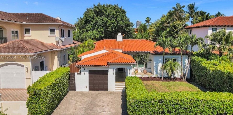 House in Miami Beach, Florida 4 bedrooms, 217.3 sq.m. № 2005377