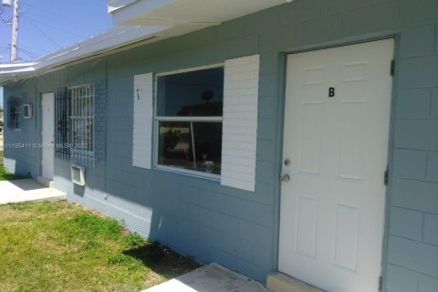 Propiedad comercial en venta en Fort Pierce, Florida, 116.13 m2 № 1179681 - foto 1