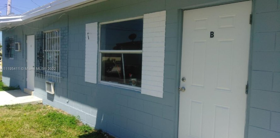 Propiedad comercial en Fort Pierce, Florida 116.13 m2 № 1179681