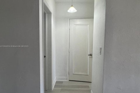 Купить коммерческую недвижимость в Майами-Бич, Флорида 709.59м2, № 2081447 - фото 8