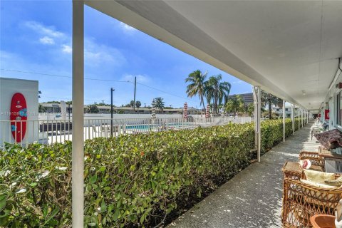 Condo in Hallandale Beach, Florida, 1 bedroom  № 1970772 - photo 6