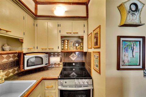 Condo in Hallandale Beach, Florida, 1 bedroom  № 1970772 - photo 13