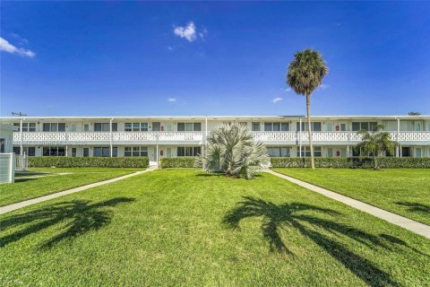 Condo in Hallandale Beach, Florida, 1 bedroom  № 1970772 - photo 1