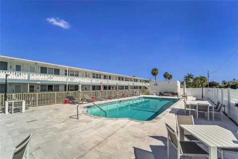 Condo in Hallandale Beach, Florida, 1 bedroom  № 1970772 - photo 2