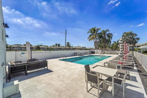 Condo in Hallandale Beach, Florida, 1 bedroom  № 1970772 - photo 23