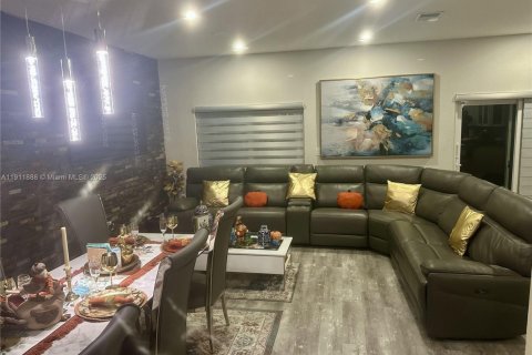 Townhouse in Miramar, Florida 2 bedrooms, 148.74 sq.m. № 1973250 - photo 2