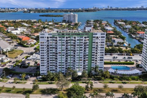 Condominio en venta en North Miami, Florida, 2 dormitorios, 110.37 m2 № 1776029 - foto 17
