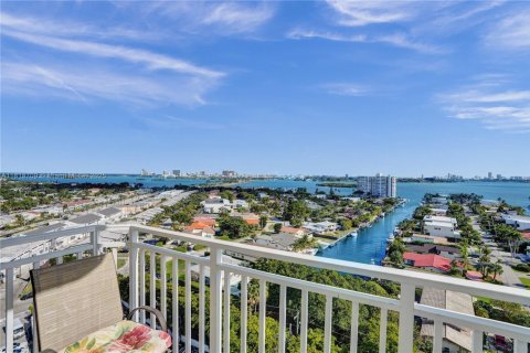 Condominio en venta en North Miami, Florida, 2 dormitorios, 110.37 m2 № 1776029 - foto 14