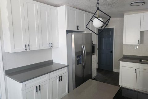 House in Tarpon Springs, Florida 3 bedrooms, 75.81 sq.m. № 1644040 - photo 5