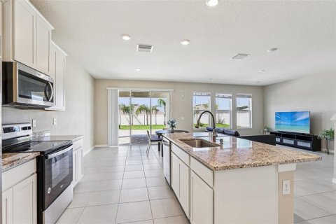 House in San Antonio, Florida 5 bedrooms, 272.58 sq.m. № 1832658 - photo 10