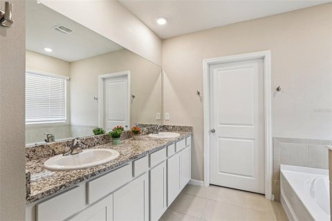 House in San Antonio, Florida 5 bedrooms, 272.58 sq.m. № 1832658 - photo 28