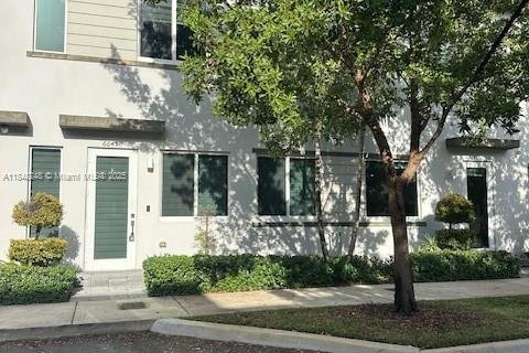 Снять в аренду таунхаус в Дорал, Флорида 3 спальни, 157.19м2, № 1936238 - фото 1