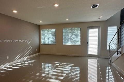 Снять в аренду таунхаус в Дорал, Флорида 3 спальни, 157.19м2, № 1936238 - фото 5