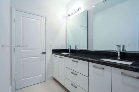 House in Miami, Florida 4 bedrooms, 250.84 sq.m. № 1952658 - photo 16