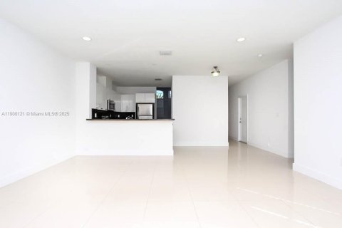 House in Miami, Florida 4 bedrooms, 250.84 sq.m. № 1952658 - photo 24