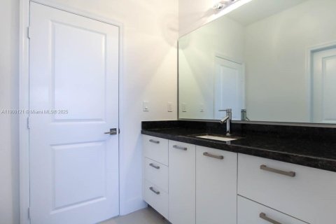 House in Miami, Florida 4 bedrooms, 250.84 sq.m. № 1952658 - photo 8